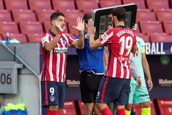 Luis Suarez kemur inn á fyrir Diego Costa í leiknum á Wanda Metropolitano leikvanginum í gær. Atletico Madrid vann 6-1 sigur á Granada og voru þeir báðir á skotskónum.