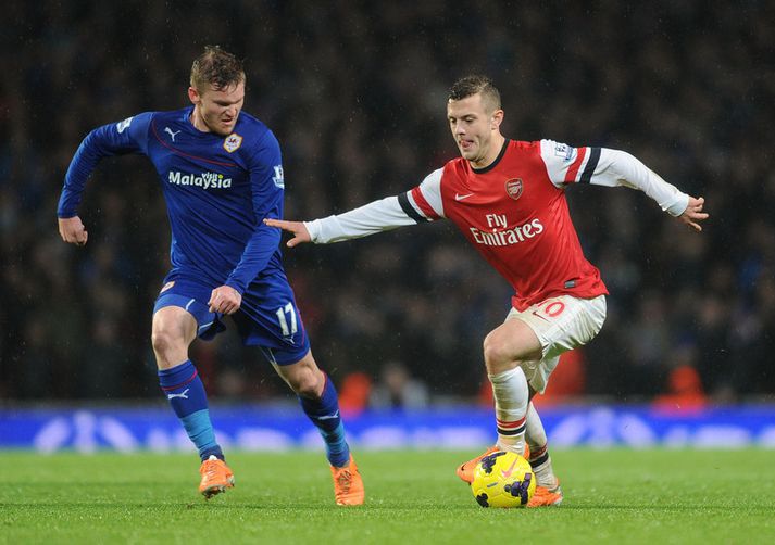 Aron í baráttu við Jack Wilshere í gær.