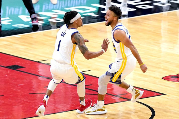 Stephen Curry fagnar körfu með liðsfélaga sínum Damion Lee.