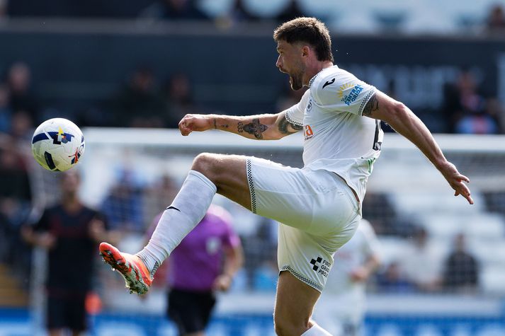  Cameron Burgess átti hræðilegan dag með Swansea City um helgina.