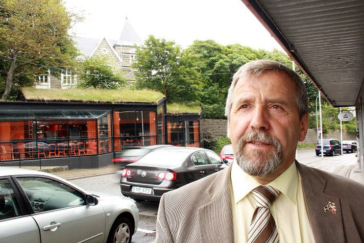 Kári P. Højgaard var vændur um að vilja komast í nefnd peninganna vegna og svarar með því að stinga upp á að grunnlaun þingmanna verði látin duga fyrir öllum þingstörfum þeirra. 
Fréttablaðið/klemens