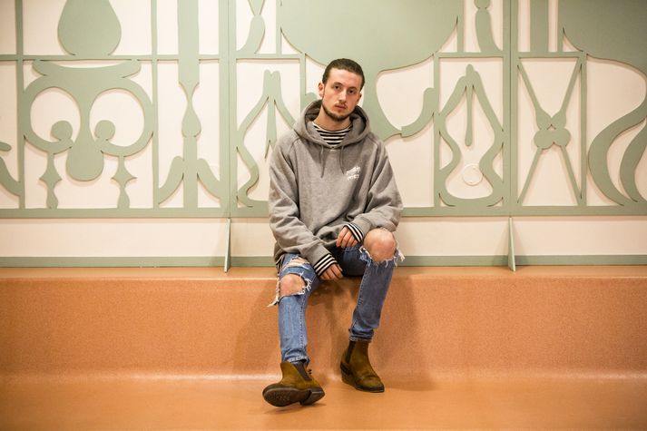 Hér klæðist Sturla Sær RVK HOODIE Reykjavík Roses hettupeysu, röndóttum bol sem hann saumaði og Levi´s highrise skinny buxum sem hann reif. Skórnir eru Polo Ralph Lauren Chelsea Boots.