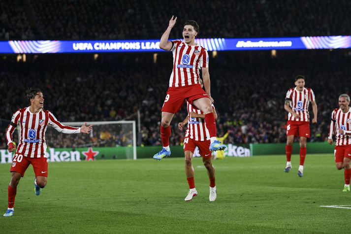 Julian Alvarez fagnar hér frábæru marki sínu í 2-0 sigri Atletico de Madrid á Barcelona á Nývangi í gærkvöldi.