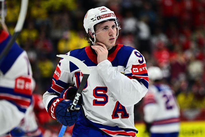 Logan Cooley varð heimsmeistari með bandaríska landsliðinu í vor og hefur þegar sannað sig í NHL deildinni þrátt fyrir ungan aldur.