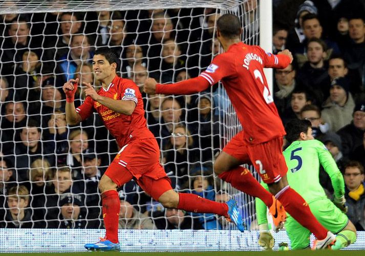Suarez fagnar marki gegn Tottenham um helgina.