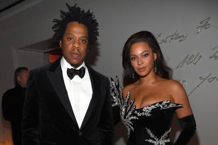 Jay Z og Beyoncé eru sögð hafa keypt risastórt hús í Kaliforníu.