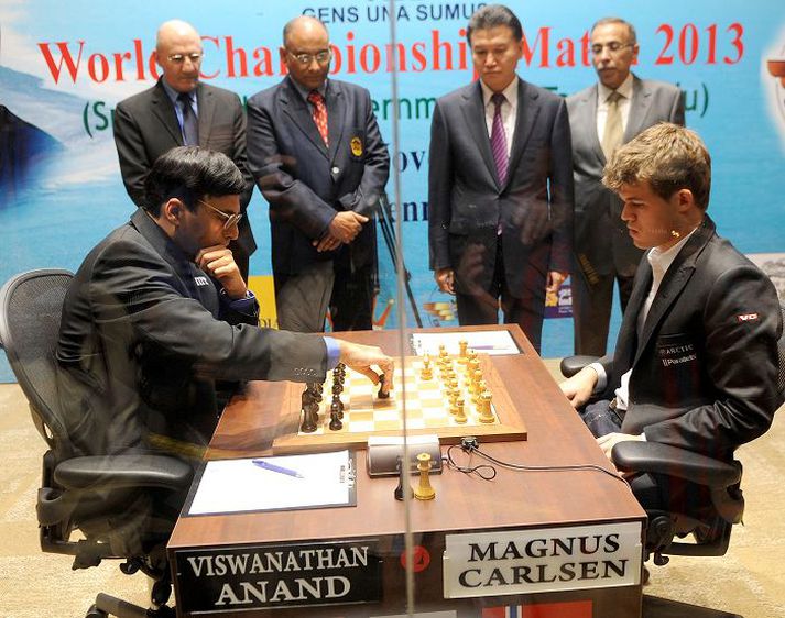 Magnus Carlsen og Viswanathan Anand einbeittir við skákborðið við upphaf einvígisins í Chennai á Indlandi.