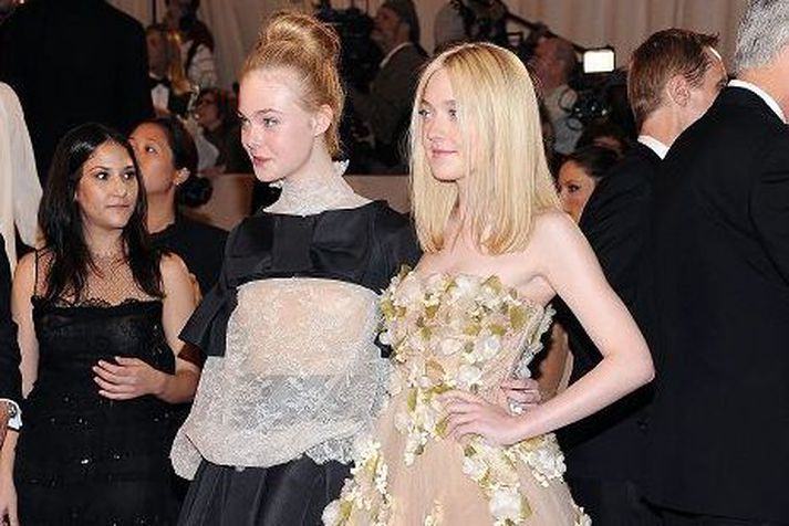 Leikkonurnar Elle og Dakota Fanning sjást hér í fallegum kjólum frá Alexander McQueen en þrátt fyrir að vera aðeins 13 ára gömul er Elle eitt vinsælasta andlitið í Hollywood.Nordicphotos/getty