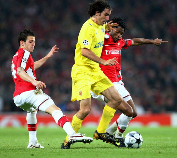 Robert Pires í baráttu við þá Cesc Fabregas og Alexandre Song.