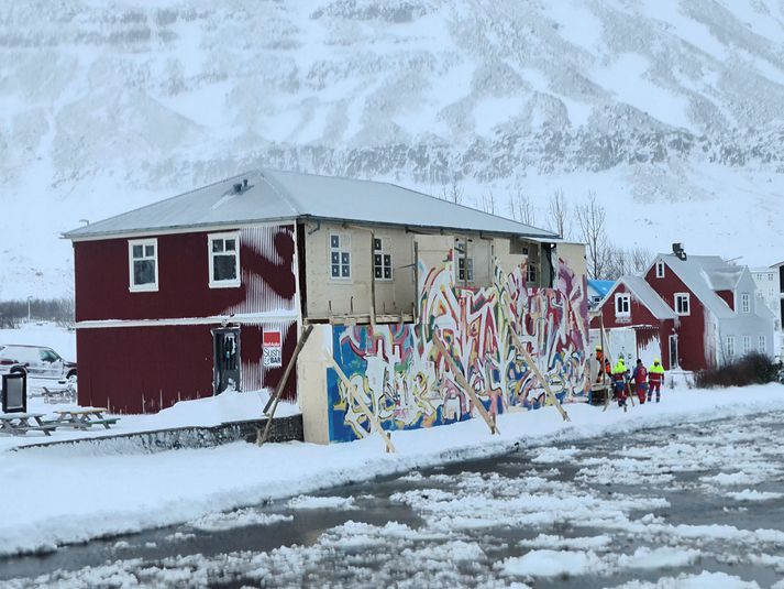 Talsvert hefur verið um fok á lausamunum og þakplötum á Seyðisfirði í dag.