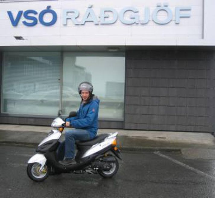 Starfsmaður VSÓ á vespunni.