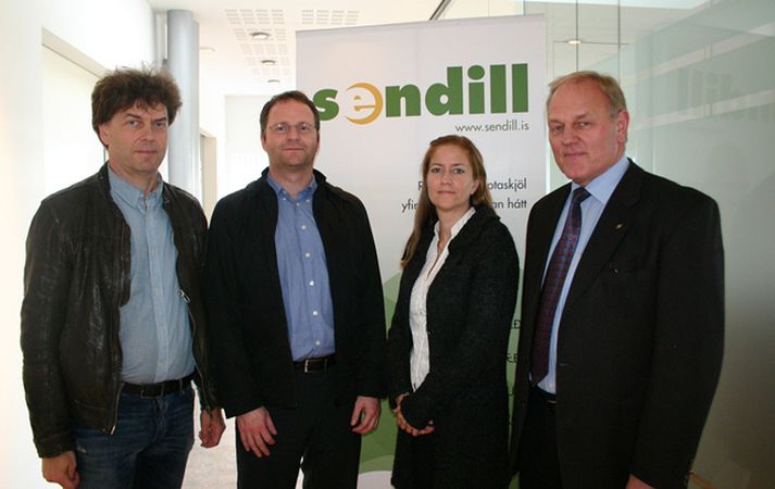 Heiðar Jón Hannesson hjá Sendill.is, Markús Guðmundsson hjá Sendill.is ásamt þeim Önnu Katrínu Halldórsdóttur framkvæmdastjóra Markaðs- og sölusviðs Íslandspósts, Ingimundi Sigurpálssyni forstjóra Íslandspósts.