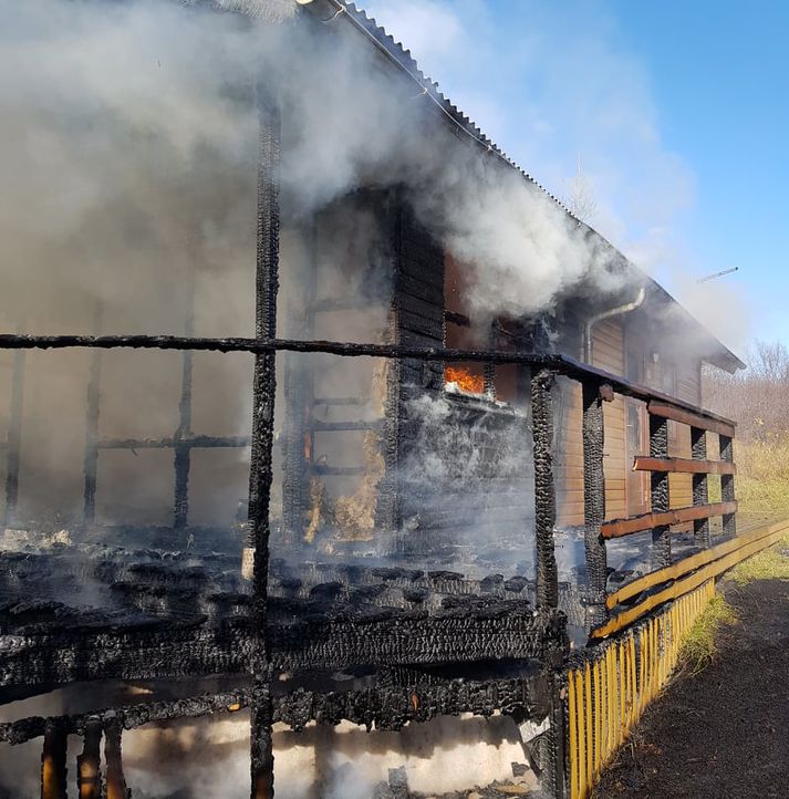 Bústaðurinn í Brekkuskógi sem um ræðir fór illa í brunanum.