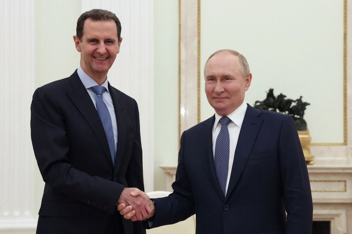 Bashar al-Assad, fyrrverandi forseti Sýrlands, (t.v.) með verndara sínum Vladímír Pútín Rússlandsforseta. Assad var dæmdur til dauða að sér fjarstöddum í morgun.