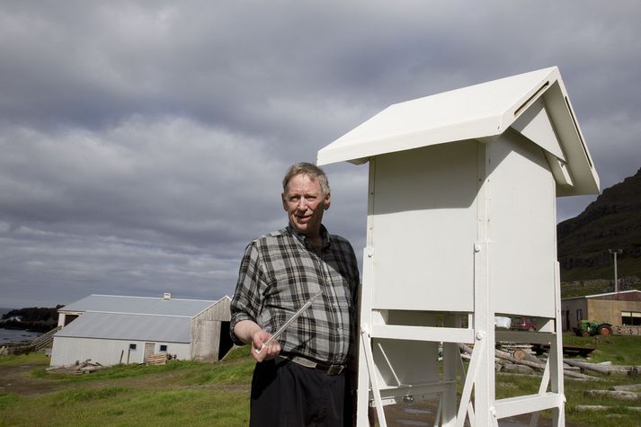 "Mér fannst ómögulegt að vera ekki í loftinu,” segir Jón í Litlu-Ávík sem hér sést sinna veðurathugun.