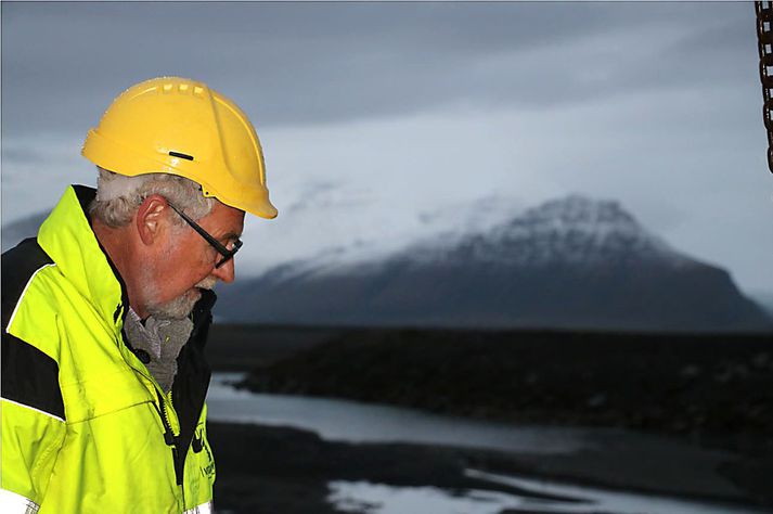 Rögnvaldur í hríðarhraglanda á nýju Morsárbrúnni á Skeiðarársandi. Hann byrjaði í brúarsmíði hjá Vegagerðinni árið 1964.