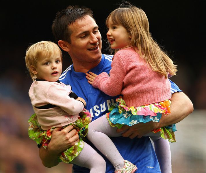 Lampard gerir ýmislegt til þess að halda barnsmóður sinni góðri.