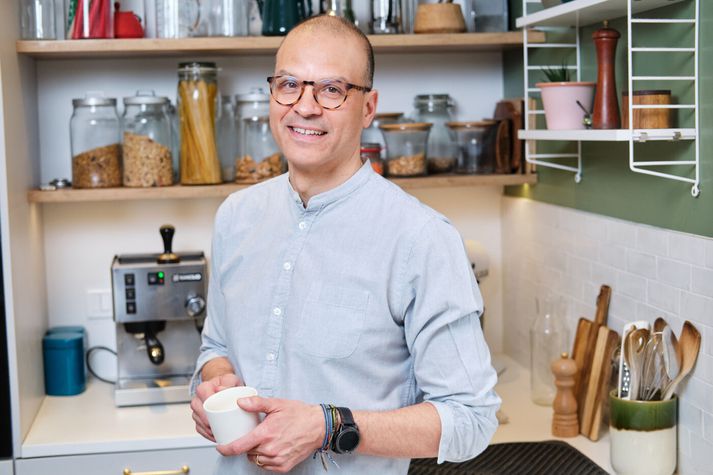 Tryggvi Björn Davíðsson, framkvæmdastjóri Indó, tekur úr uppþvottavélinni á morgnana á meðan kaffivélin hitnar. Viljandi lætur hann glamra vel í diskum og glösum eða allt þar til unglingarnir á heimilinu enda með að fara á lappir sökum hávaða. Næst er svo að fara með rótsterka kaffið og tannlausa hundinn út í garð.