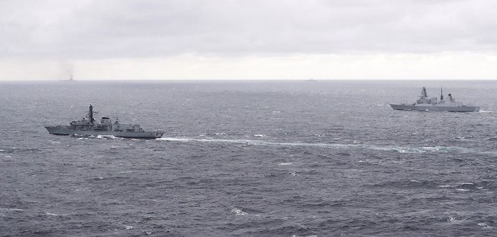 Tvö spænsk herskip hafa fylgt Rússunum í gegnum sundið og er búist við þeim til hafnar innan skamms.