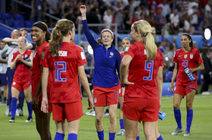 Megan Rapinoe fagnar hér í leikslok með liðsfélögum sínum.