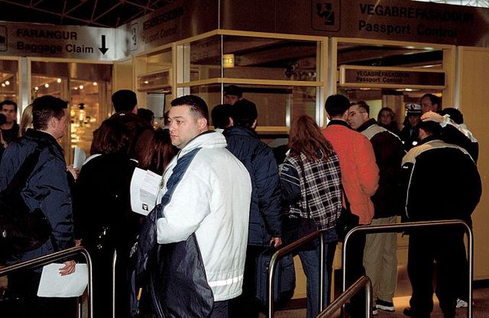 Farþegum sem fara um Keflavíkurflugvöll hefur fækkað undanfarið, en fjöldinn er í samræmi við nýjustu áætlanir segir stjórnarformaður félagsins.Fréttablaðið/Hari