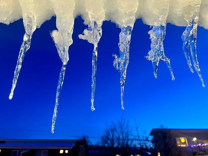 Á morgun er útlit fyrir hægari vind og áfram dálitlum éljum við norður- og austurströndina en snjókomu syðst.