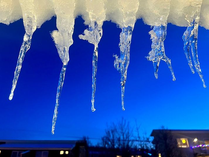 Á morgun er útlit fyrir hægari vind og áfram dálitlum éljum við norður- og austurströndina en snjókomu syðst.