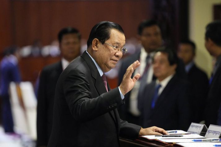 Hun Sen, fyrrverandi forsætisráðherra Kambódíu, hætti á Facebook þegar ráðgjafarnefnd vildi banna hann fyrir ofbeldishótanir.
