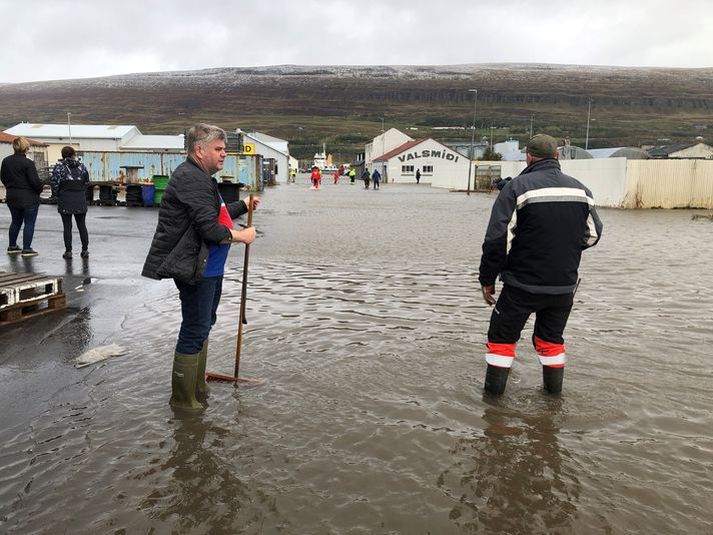 Á Oddeyrinni á Akureyri flæddi sjór yfir götur og inn í hús í lægðinni sem gekk yfir um helgina.