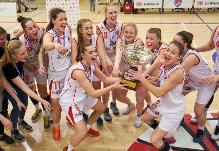 Pálína Gunnlaugsdóttir og Auður Ólafsdóttir lyfta deildarmeistarattilinum.