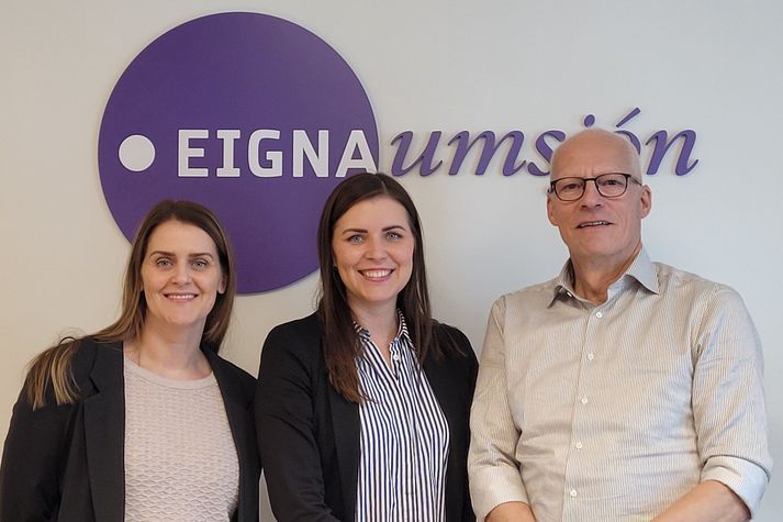 Framkvæmdastjórar Rekstrarumsjónar, Hrafnhildur Guðjónsdóttir og Helga Soffía Guðjónsdóttir, sem undirrituðu kaupsamkomulagið ásamt Daníel Árnasyni, framkvæmdastjóra Eignaumsjónar.   