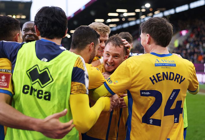 Louis Reed var fagnað vel eftir aukaspyrnumarkið gegn Burnley í dag.