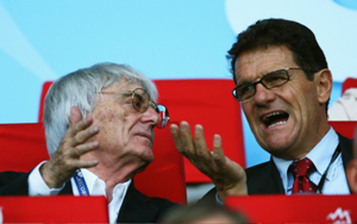 Bernie Ecclestone og Fabio Capeollo ræða málin, en Ecclestone hefur mikinn áhuga á knattstpyrnu auk Formúlu 1.