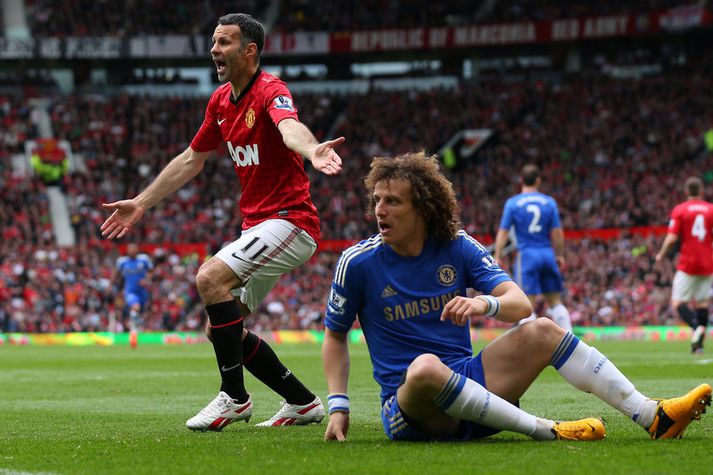Ryan Giggs á að leggja skóna á hilluna að mati Robbie Savage.