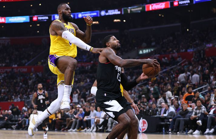 LeBron James brýtur á Paul George í Los Angeles-slagnum.