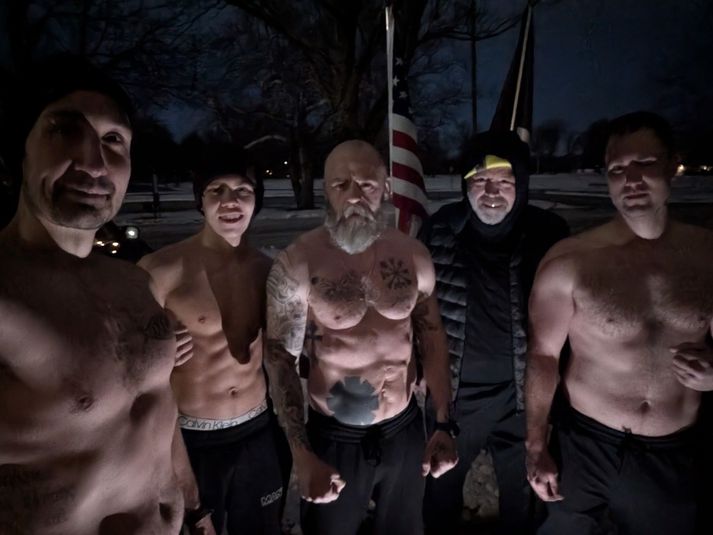 Mikael vígalegur ásamt félögum sínum í F3, Reyndar er Jóel sonur minn þarna líka, drulluflottur. Það voru ekki nema mínus tuttugu og átta gráður á Celcius þennan morgun, segir Mikki.