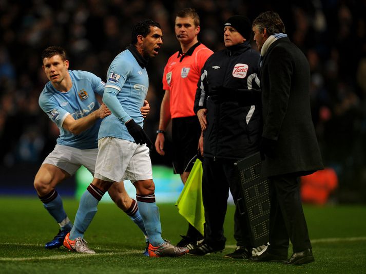 Carlos Tevez reifst við Mancini þegar honum var skipt útaf á dögunum.