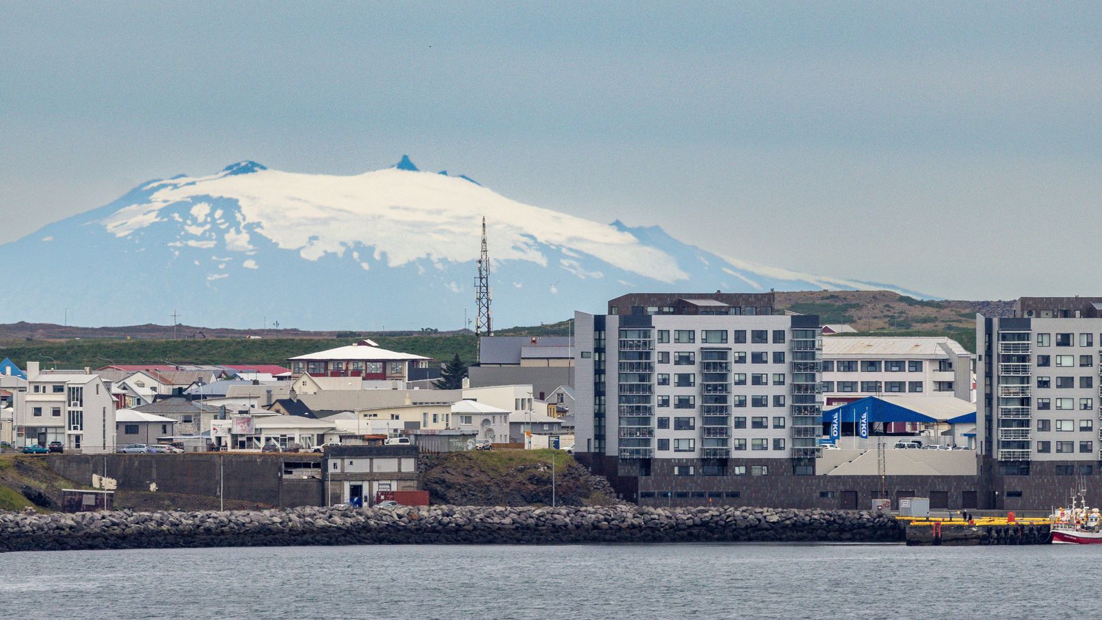 Leita enn að einum eftir al­var­lega líkams­á­rás