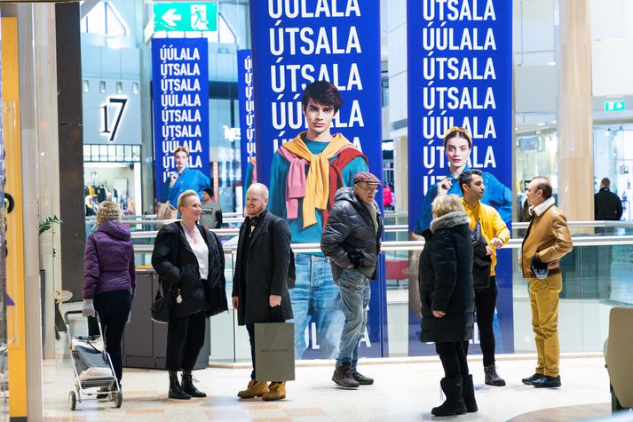 Hagstofan nefnir að sumarútsölum sé að ljúka og hækkaði meðal annars verð á fötum og skóm um 5,8 prósent á milli mánaða.