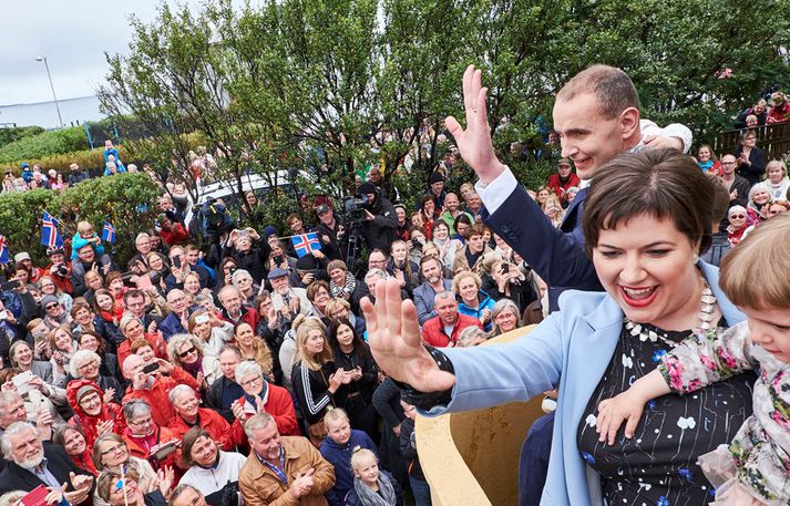 Guðni Th. Jóhannesson ásamt fjölskyldu sinni á svölum heimilis þeirra á Seltjarnarnesi síðastliðinn sunnudag.