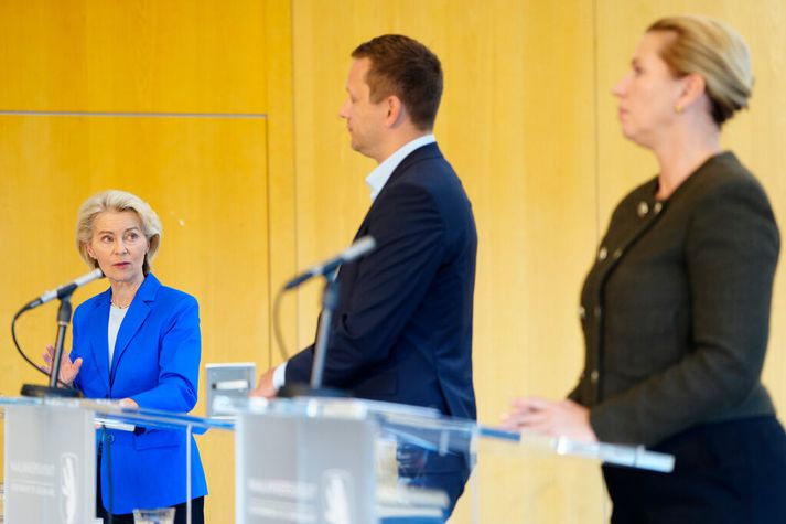 Ursula von der Leyen, forseti framkvæmdastjórnar Evrópusambandsins ásamt Jens-Frederik Nielsen, formanni grænlensku landstjórnarinnar, og Mette Frederiksen, forsætisráðherra Danmerkur.