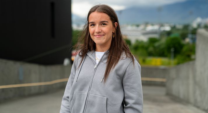 Elín Klara er ein af okkar fremstu handboltakonum. Hún fór mikinn með liði Íslands, skipað leikmönnum tuttugu ára og yngri, á HM á dögunum og ekki spurning um hvort heldur hvenær þessi öflugi leikmaður, sem leikur fyrir Hauka hér heima, heldur út í atvinnumennskuna.