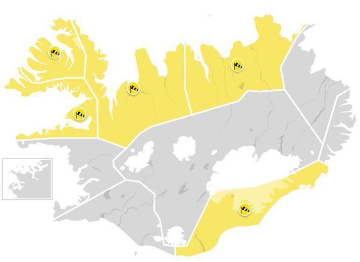 Spáð er suðvestan hvassviðri eða stormi þar sem vindhraði mun víða geta farið upp í 35 til 40 metra á sekúndu.