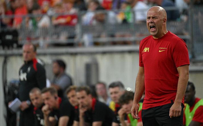 Arne Slot, nýr knattspyrnustjóri Liverpool, sést hér stýra Liverpool á móti Real Betis á dögunum.