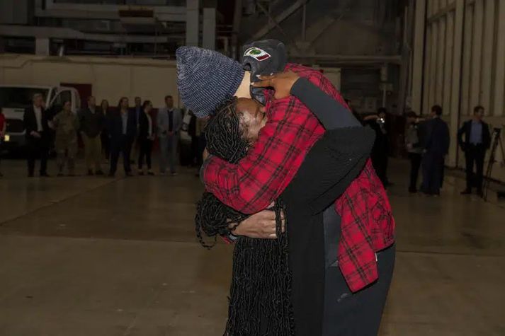 Brittney Griner og eiginkona hennar, Cherelle, féllust í faðma þegar Griner skilaði sér loks heim.