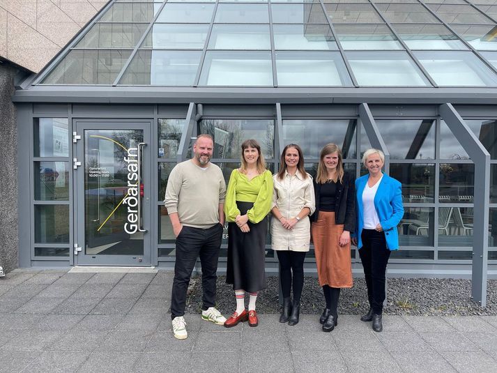 Bragi Skaftason og Sigrún Skaftadóttir frá Króníkunni, Ásdís Kristjánsdóttir bæjarstjóri, Brynja Sveinsdóttir, safnstjóri Gerðarsafns og Soffía Karlsdóttir forstöðumaður menningarmála hjá Kópavogsbæ.