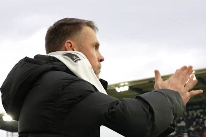 Árni Gautur Arason þakkar fyrir flottar móttökur á Lerkendal-leikvanginum í dag.