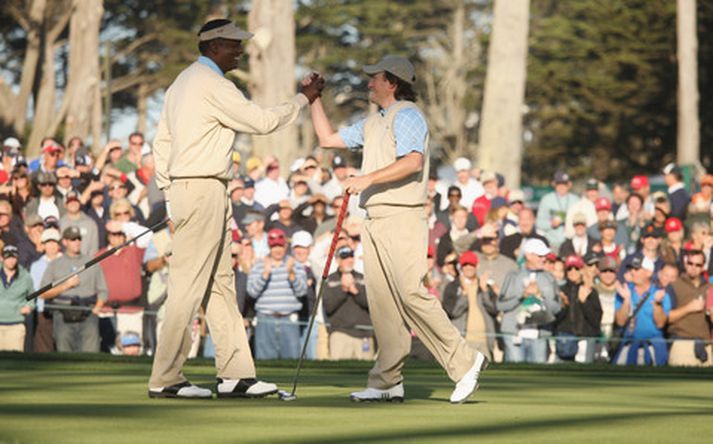 Vijay Singh og Tim Clark fagna á Harding Park golfvellinum í San Francisco.