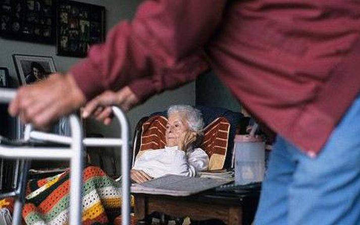 Það þarf víst eitthvað aðeins meira en göngugrind til að styðja við samlokukynslóðina sem er að sligast undan börnum sínum og foreldrum.