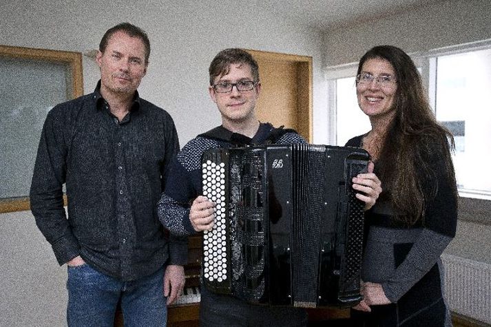 Edda Borg Ólafsdóttir og Bjarni Sveinbjörnsson eru stolt af Jónasi Ásgeiri Ásgeirssyni harmóníkuleikara.